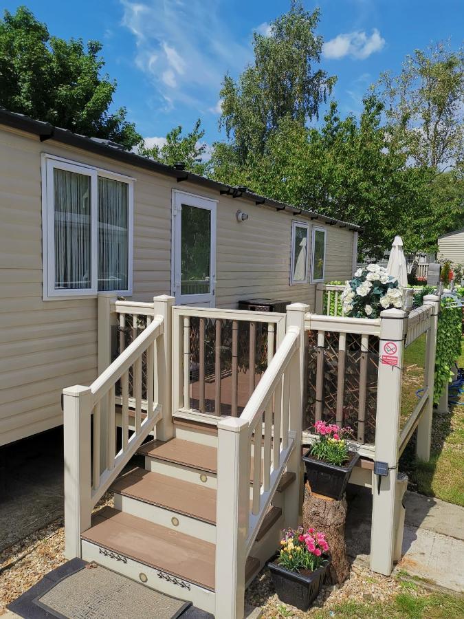 3 Bedroom Caravan With Hot Tub Tattershall Lakes Exterior photo