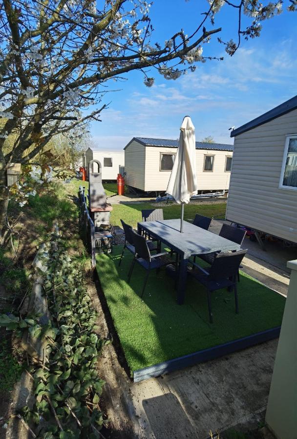 3 Bedroom Caravan With Hot Tub Tattershall Lakes Exterior photo