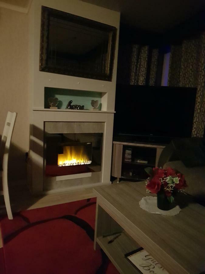 3 Bedroom Caravan With Hot Tub Tattershall Lakes Exterior photo