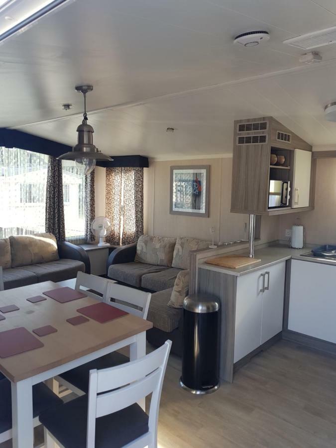 3 Bedroom Caravan With Hot Tub Tattershall Lakes Exterior photo